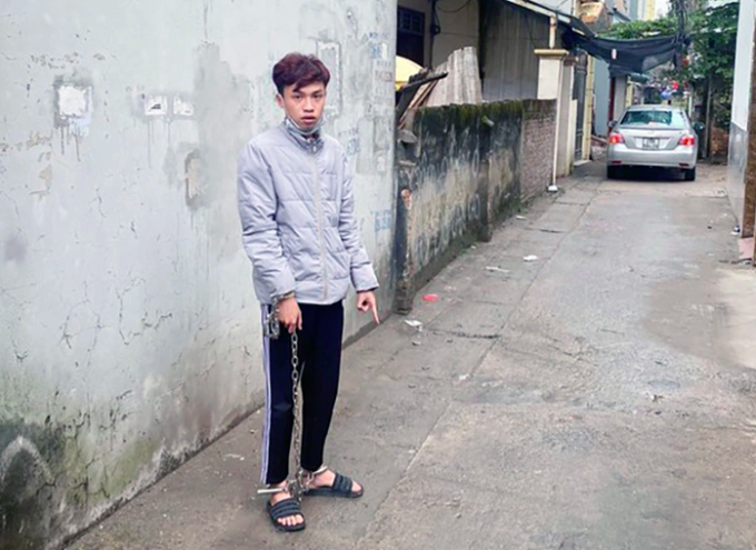 Đối tượng Nguyễn H&ugrave;ng Dũng tại hiện trường nơi xảy ra vụ &aacute;n.