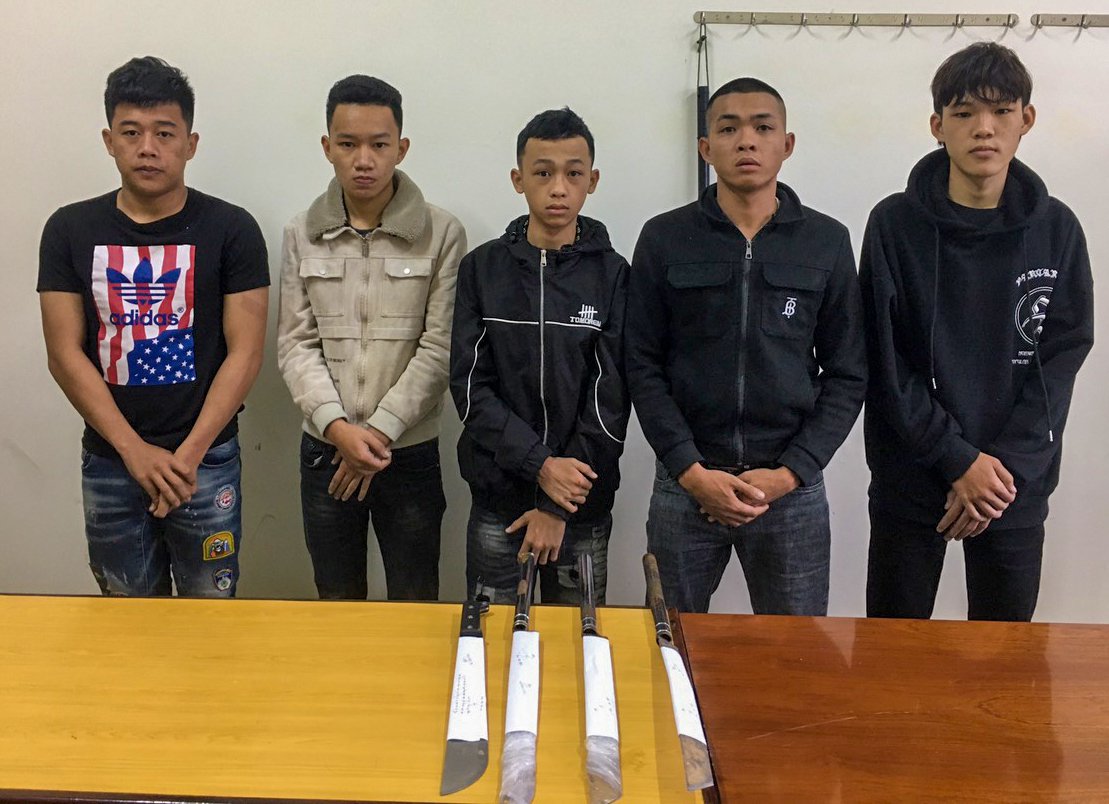 Lê Khắc Kỳ Dương (ngoài cùng bên trái) cùng đồng bọn tại cơ quan điều tra.