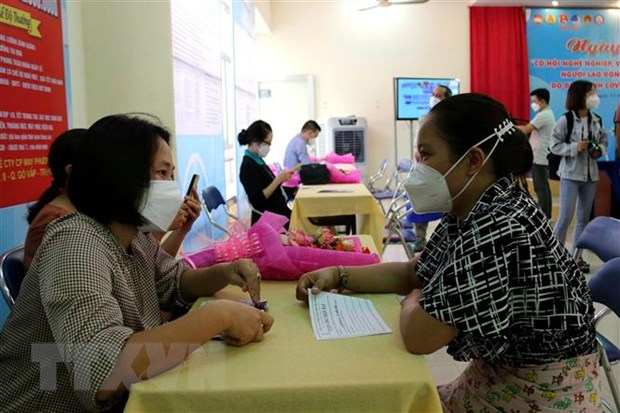 Tư vấn việc làm cho người lao động. (Nguồn: TTXVN)