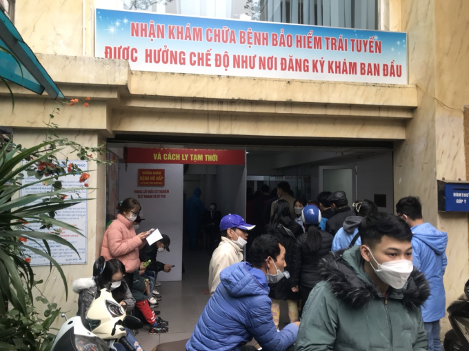 Tình trạng đông đúc diễn ra ở hầu hết các cơ sở y tế.