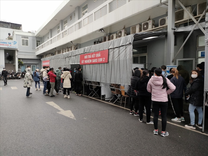 Xếp hàng lấy mẫu tại Bệnh viện đa khoa quốc tế Hải Phòng.