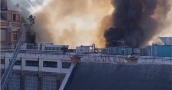 Nhà máy in tiền của Pháp bốc cháy ngùn ngụt