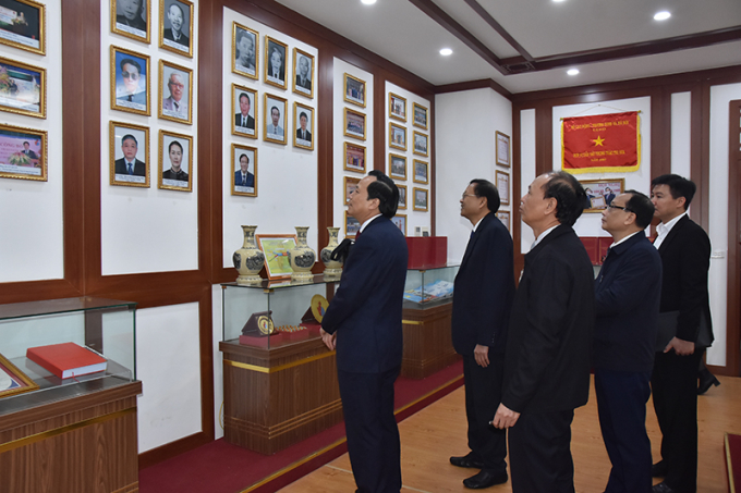 Bộ trưởng thăm quan phòng Truyền thống của nhà trường vừa được khánh thành nhân dịp kỷ niệm 60 năm ngày truyền thống (27/5/1961 – 27/5/2021).