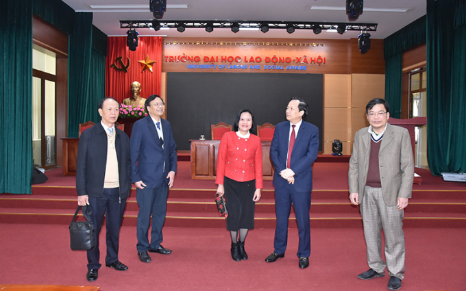 Bộ trưởng Đào Ngọc Dung bày tỏ vui mừng khi đến thăm trường với cơ sở vật chất ngày càng khang trang, đồng thời biểu dương sự đoàn kết, đồng lòng của toàn đơn vị, tạo nên sức mạnh để đạt được nhiều thành tích nổi bật trong năm vừa qua.