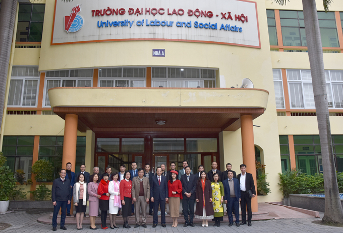 Bộ trưởng Đào Ngọc Dung chụp ảnh lưu niệm cùng các cán bộ chủ chốt của nhà trường.