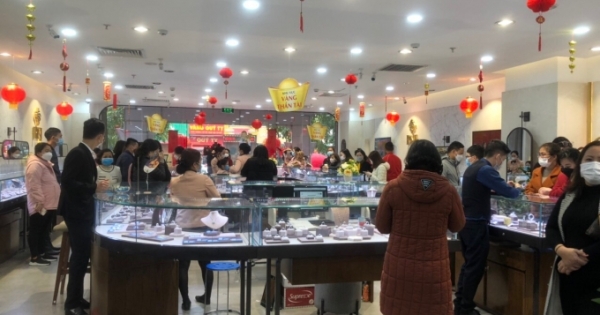 Quảng Ninh: Người dân Hạ Long đổ xô đi mua vàng ngày vía Thần Tài