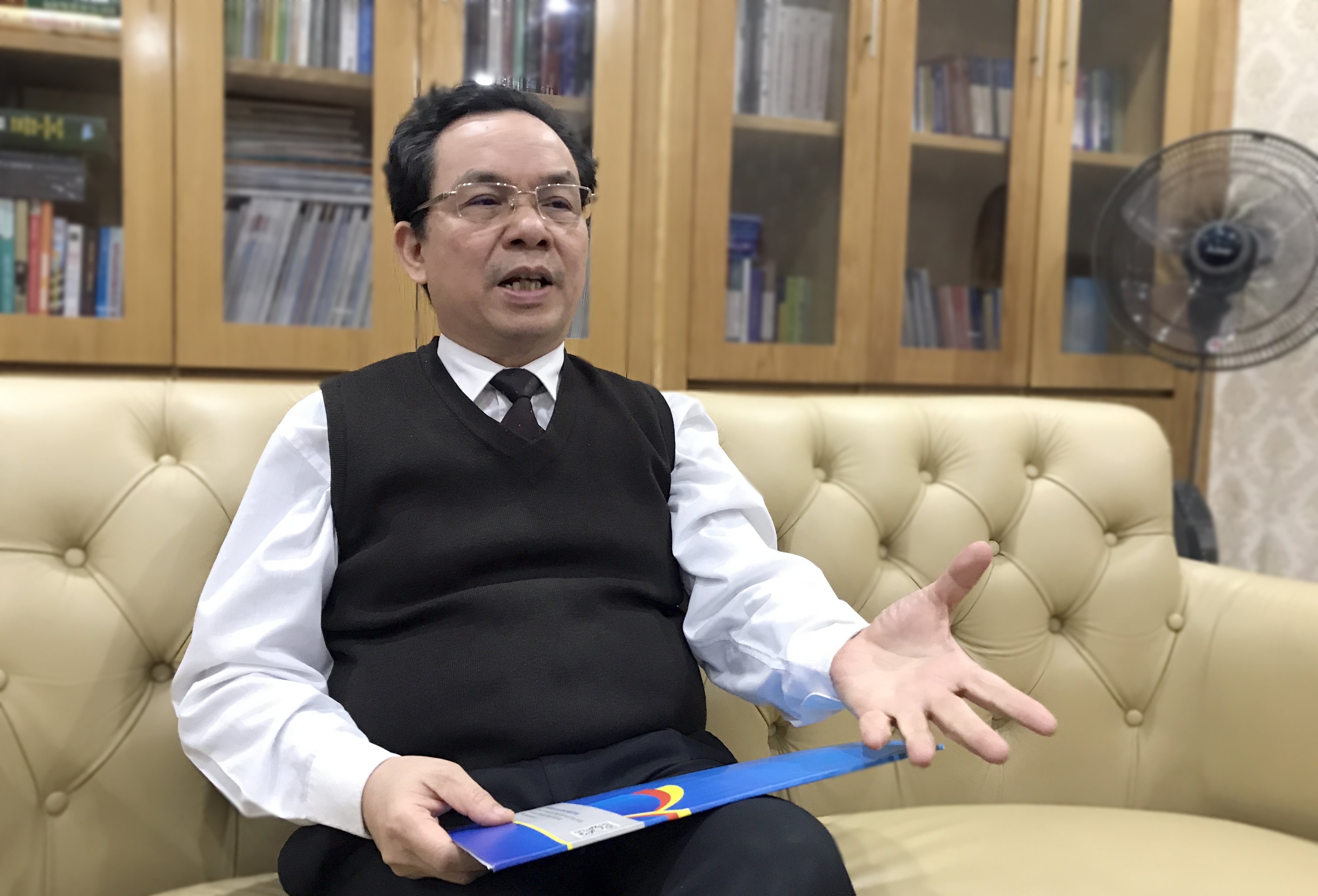 Theo PGS. TS Ho&agrave;ng Văn Cường mở cửa nền kinh tế v&agrave; mở cửa l&uacute;c n&agrave;y l&agrave; xu hướng tất yếu (Ảnh: Quốc Vinh).