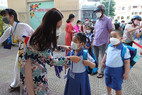 Học sinh trường Tiểu học Trần Hưng Đạo (quận 1, TP HCM) trong ngày đến trường sinh hoạt nội quy, tập dượt phòng chống dịch. Ảnh: Đông Dương