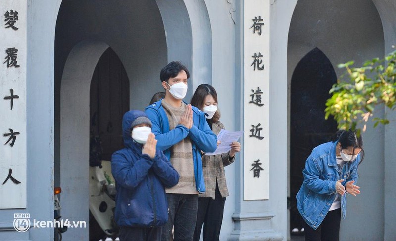 Giới trẻ đến chùa Hà cầu