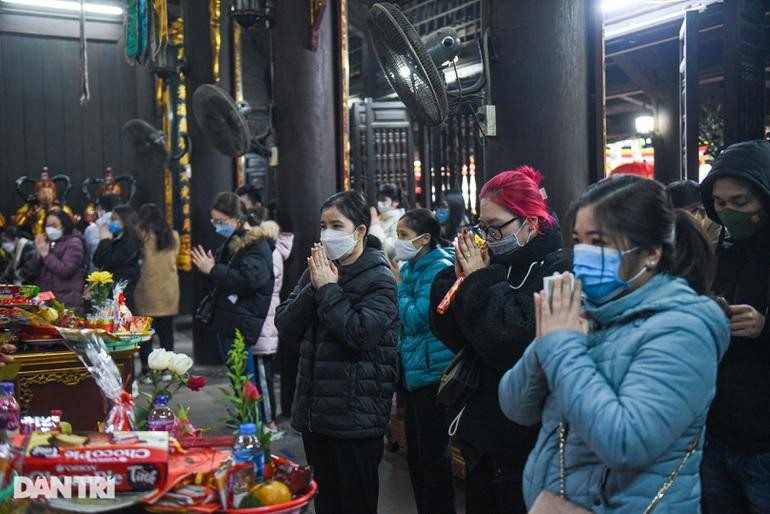 Chùa Hà vốn nổi tiếng vì được cho là ngôi chùa cầu duyên linh ứng nên nhiều bạn trẻ sắm lễ đến cầu duyên cho mình.