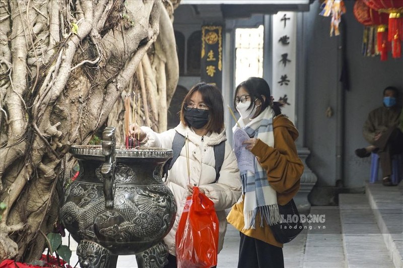 Đa phần người dân tới chùa Hà đều thuộc giới trẻ. Mỗi người đều gửi gắm mong ước được suôn sẻ trong chuyện tình cảm và tìm được một nửa phù hợp với mình.