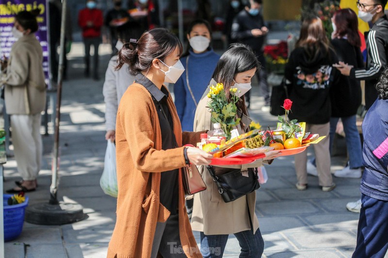 Những người đi lễ chùa Hà với ước nguyện