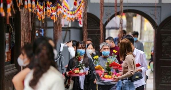 Giới trẻ Hà Nội tấp nập đến chùa Hà cầu duyên trong ngày Valentine