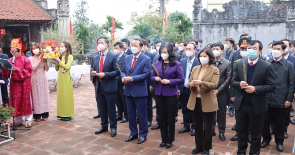 Các lãnh đạo tỉnh Bắc Ninh dâng hương tại Văn Miếu nhân dịp Tết Nguyên tiêu