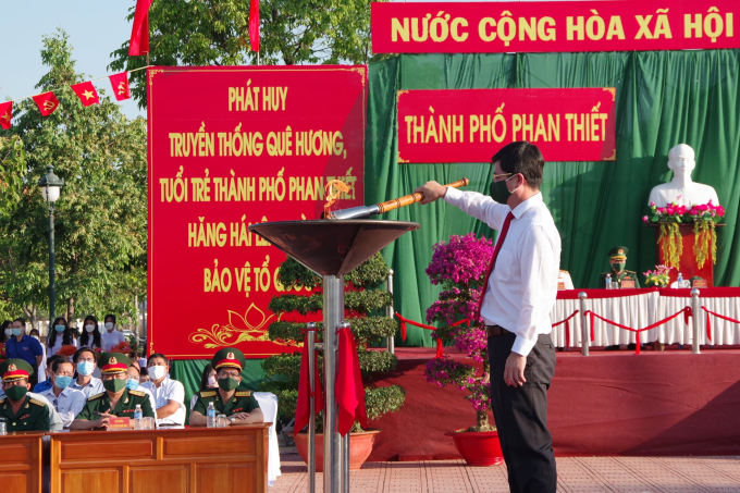 Đốt đuốc khích lệ, động viên thanh niên lên đường nhập ngũ.