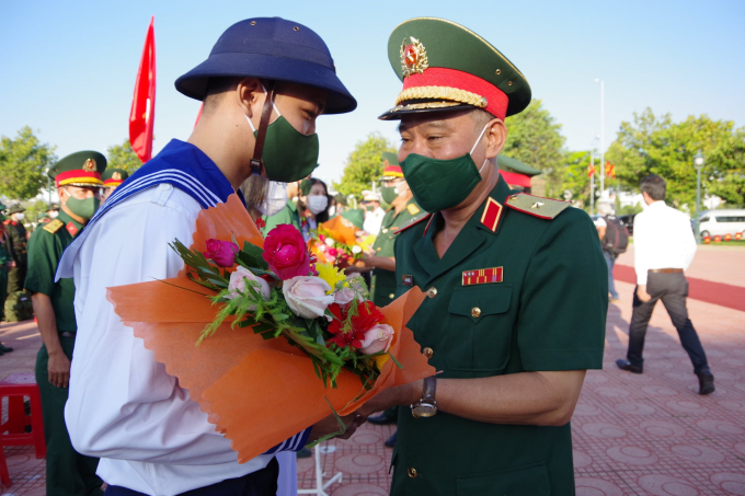 Thiếu tướng Hoàng Đình Chung, Chủ nhiệm Chính trị Quân khu 7 tặng hoa, thăm hỏi, động viên thanh niên TP.Phan Thiết lên đường nhập ngũ năm 2022.