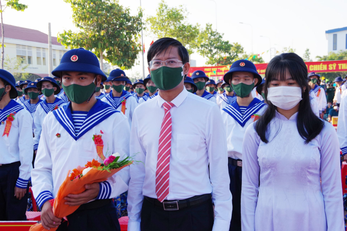 Chủ tịch UBND tỉnh Lê Tuấn Phong tặng hoa chúc mừng các thanh niên nhập ngũ tại TP. Phan Thiết.