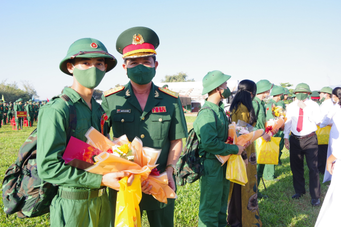 Đại tá Nguyễn Anh Nghĩa, Chỉ huy trưởng Bộ CHQS tỉnh Bình Thuận tặng hoa chúc mừng thành niên huyện Hàm Thuận Bắc lên đường nhập ngũ năm 2022.