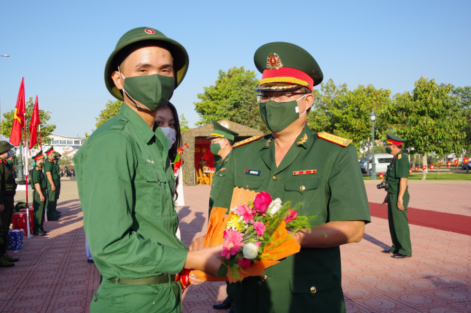 Đại tá Ngô Minh Lực, Chính ủy Bộ CHQS tỉnh tặng hoa chúc mừng và động viên thanh niên thành phố Phan Thiết lên đường nhập ngũ năm 2022.
