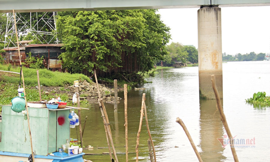 Người đ&agrave;n &ocirc;ng vớt nam sinh tr&ecirc;n s&ocirc;ng S&agrave;i G&ograve;n: Ch&aacute;u trẻ qu&aacute;, rất x&oacute;t xa