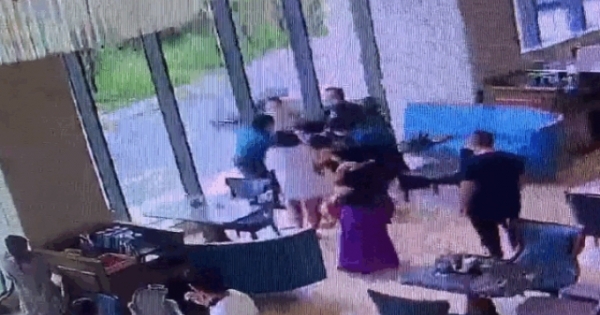 Video - Xô xát từ việc chọn bàn ăn tại khách sạn Four Points by Sheraton Đà Nẵng