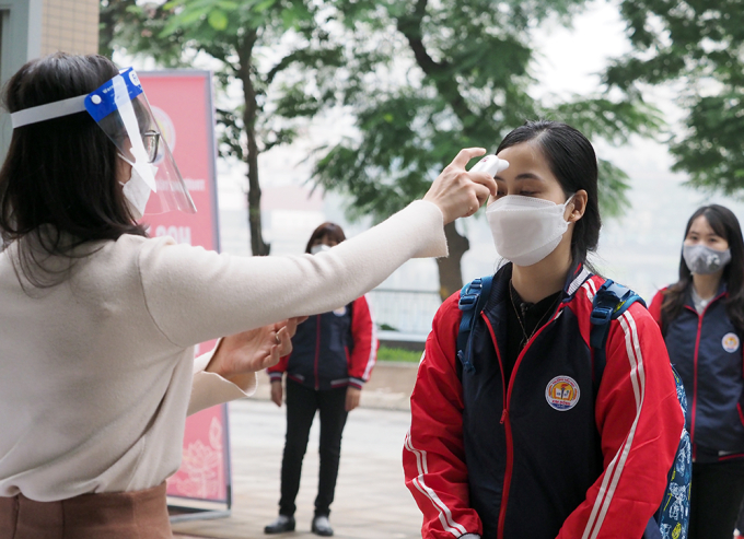 Trong quá trình học tập trên lớp, phát hiện học sinh có biểu hiện ho, sốt, mỏi mệt, mất vị giác, khứu giác nghi nhiễm Covid-19. Giáo  viên chủ nhiệm lớp tạm dừng việc giảng dạy, tạm thời cách ly học sinh tại chỗ và báo cáo Ban giám hiệu nhà trường.