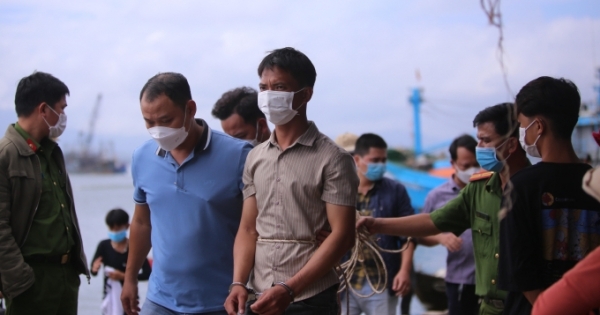 Người cha ném con gái 5 tuổi xuống sông đối diện mức án nào?