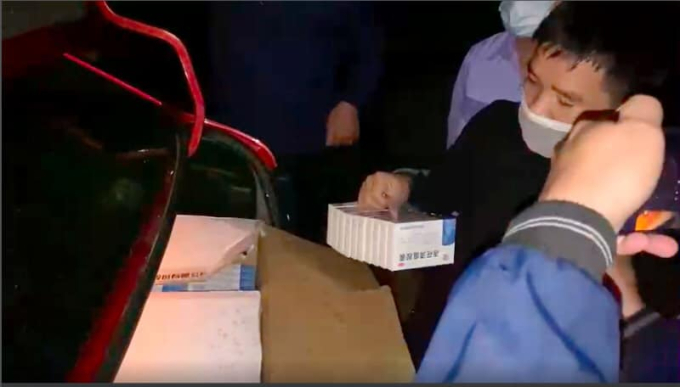 Lực lượng Bộ đội Biên phòng (BĐBP) tỉnh Lào Cai, trong quá trình tuần tra kiểm soát đã bắt quả tang 2 đối tượng đang vận chuyển 2 thùng thuốc điều trị COVID-19 không rõ nguồn gốc.