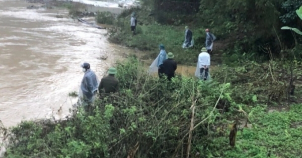 Một người đàn ông ở Yên Bái bị nước lũ cuốn trôi trong khi đi qua cầu