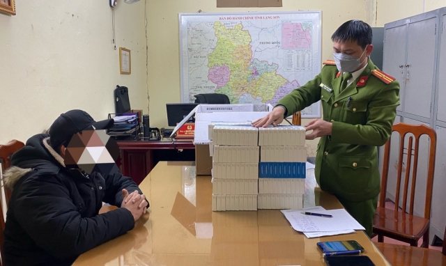 Bắt quả tang 2 vụ vận chuyển 800 hộp thuốc chữa COVID-19 không rõ nguồn gốc