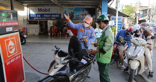 Giảm thuế, phí để hạ nhiệt giá xăng