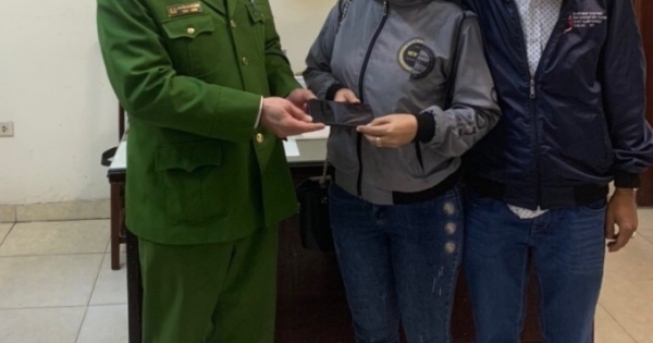 Công an giúp đỡ người dân tìm lại tài sản để quên trên xe taxi