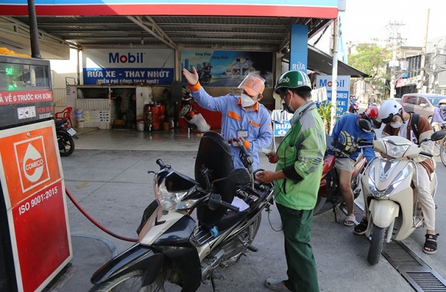 Giảm thuế, phí để hạ nhiệt giá xăng