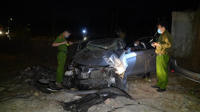 Chiếc xe bị biến dạng hoàn toàn sau khi lao xuống hố.