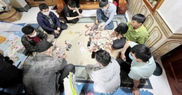 Bắt quả tang 6 đối tượng đánh bạc bằng hình thức chơi liêng