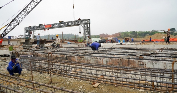 Nhà thầu xây dựng "chóng cả mặt" khi giá thép lại tăng