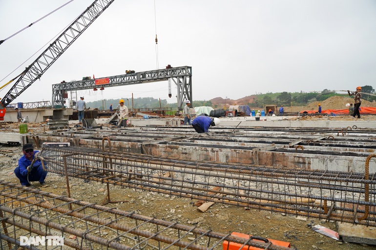 Giá thép tiếp tục tăng, nhà thầu xây dựng lại