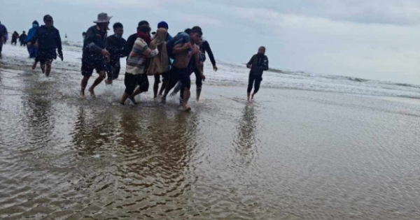 8 thuyền nhỏ của ngư dân Hà Tĩnh gặp nạn trên biển