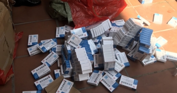 Quảng Ninh: Tạm giữ xe chở hàng trăm hộp thuốc hỗ trợ điều trị COVID-19 nhập lậu