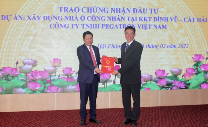 &Ocirc;ng L&ecirc; Trung Ki&ecirc;n, Trưởng ban Ban Quản l&yacute; Khu kinh tế Hải Ph&ograve;ng trao giấy chứng nhận đầu tư Dự &aacute;n x&acirc;y dựng nh&agrave; ở c&ocirc;ng nh&acirc;n cho đại diện C&ocirc;ng ty TNHH Pegatron Việt Nam.