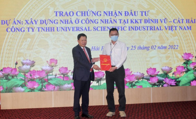 &Ocirc;ng L&ecirc; Trung Ki&ecirc;n, Trưởng ban Ban Quản l&yacute; Khu kinh tế Hải Ph&ograve;ng trao giấy chứng nhận đầu tư Dự &aacute;n x&acirc;y dựng nh&agrave; ở c&ocirc;ng nh&acirc;n cho đại diện C&ocirc;ng ty TNHH Universal Scientific Industrial Việt Nam.