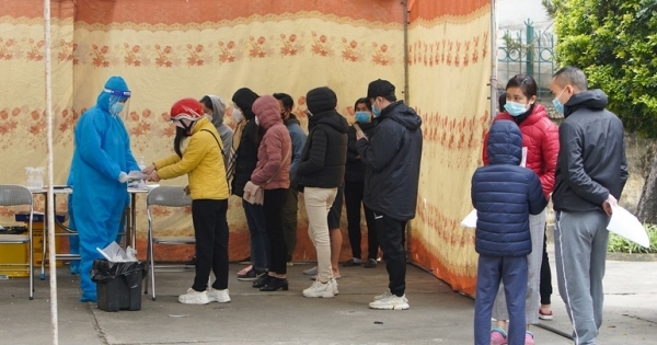 Hà Nội: Y tế phường "căng mình" khi F0 "rồng rắn" đi xin giấy xác nhận