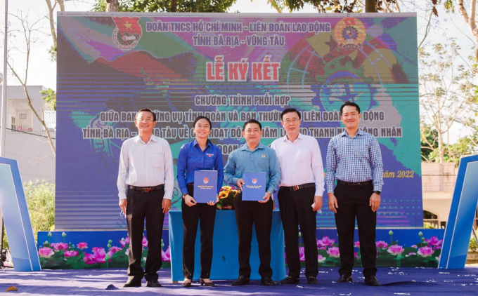 Lễ k&yacute; kết hợp t&aacute;c giữa Tỉnh đo&agrave;n v&agrave; Li&ecirc;n đo&agrave;n Lao động tỉnh về c&aacute;c chương tr&igrave;nh hoạt động cho thanh ni&ecirc;n c&ocirc;ng nh&acirc;n.