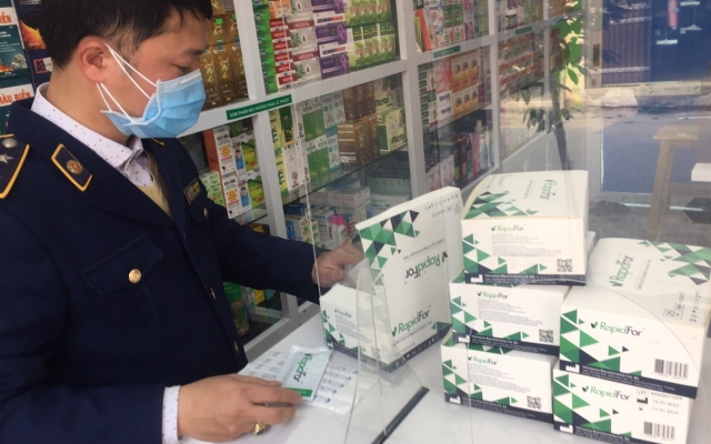 Hà Nội: Tạm giữ hàng nghìn kit test nhanh Covid-19 có dấu hiệu vi phạm