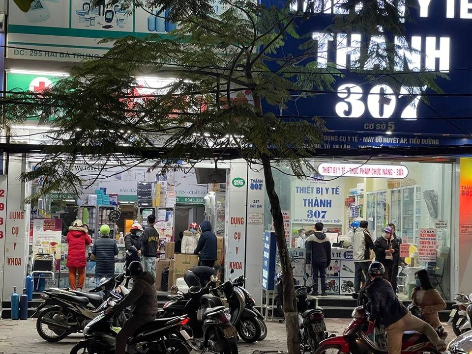 Nhu cầu mua của người dân quá lớn khiến thị trường kit test trở nên hỗn loạn, giá cả cũng mỗi nơi một giá (Ảnh: An Nhiên).