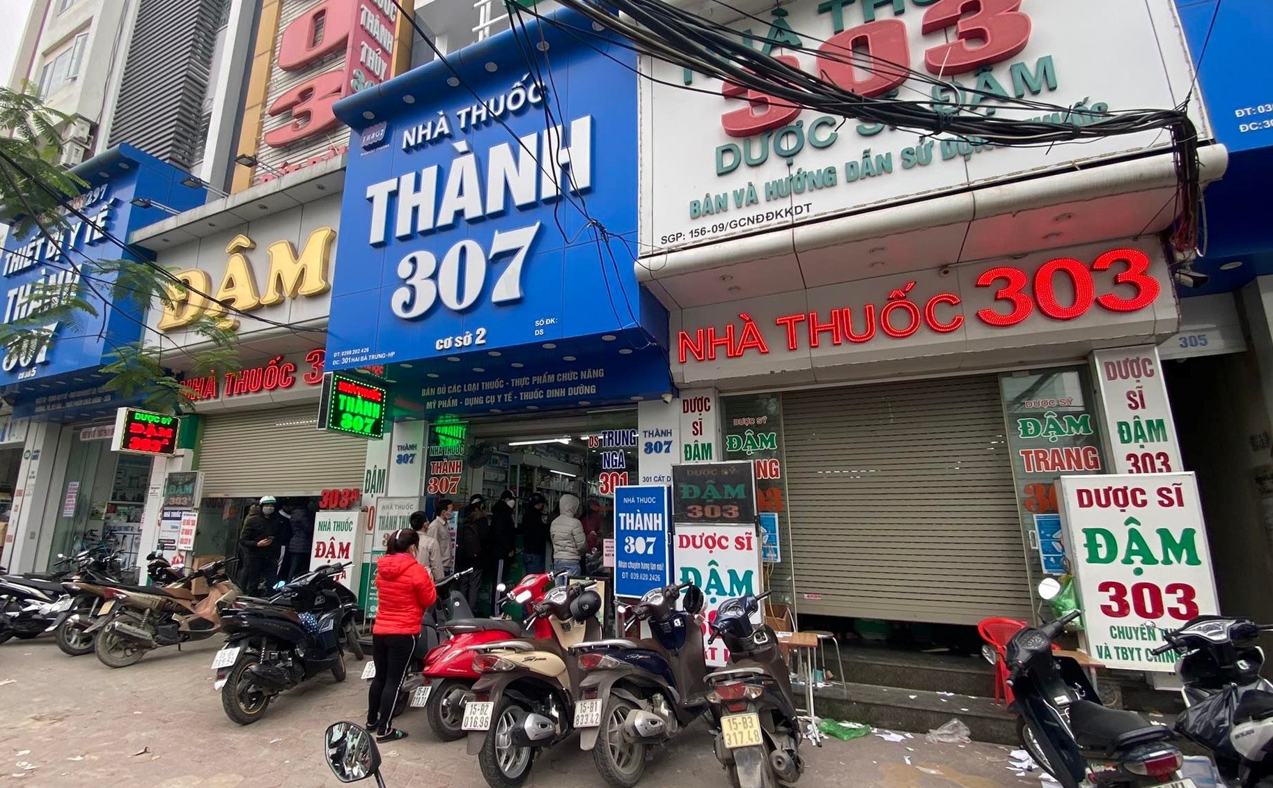 Theo phản ánh của người dân, có thời điểm một số nhà thuốc lớn còn đóng cửa hoặc nửa đóng nửa mở để hạn chế người mua do các mặt hàng khan hiếm (Ảnh: CTV).