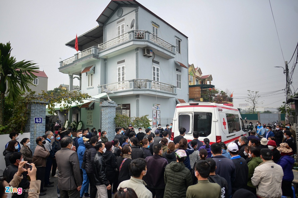 9h45, xe chở tro cốt của 2 nạn nh&acirc;n N.H.H. (16 tuổi) v&agrave; N.H.H (13 tuổi) tử vong trong vụ lật cano tại Hội An (Quảng Nam) về tới qu&ecirc; nh&agrave; thuộc x&atilde; Nam Hồng, huyện Đ&ocirc;ng Anh (H&agrave; nội). Họ h&agrave;ng, l&aacute;ng giềng c&oacute; mặt rất đ&ocirc;ng để chia buồn với gia đ&igrave;nh v&agrave; đ&oacute;n hai em.