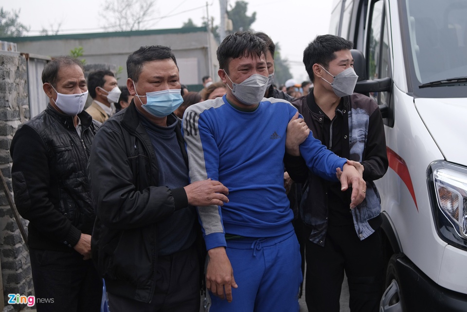 Anh Ng&ocirc; Đương (bố của 2 nạn nh&acirc;n) được d&igrave;u từ xe v&agrave;o nh&agrave; sau khi đưa tro cốt của hai con từ Quảng Nam về H&agrave; Nội.