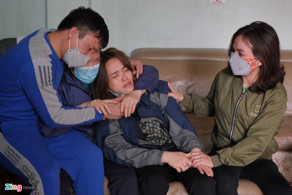 Anh Đương li&ecirc;n tục g&agrave;o kh&oacute;c xin lỗi mẹ của m&igrave;nh v&igrave; để 2 ch&aacute;u ra đi. Anh cho biết khi cano bị lật hai b&eacute; đều mặc &aacute;o phao, anh v&agrave; vợ cố gắng t&igrave;m con nhưng kh&ocirc;ng thể thấy v&agrave; rất hoảng loạn. Sau đ&oacute;, thi thể của hai b&eacute; được t&igrave;m thấy ngay trong buổi tối xảy ra vụ việc.