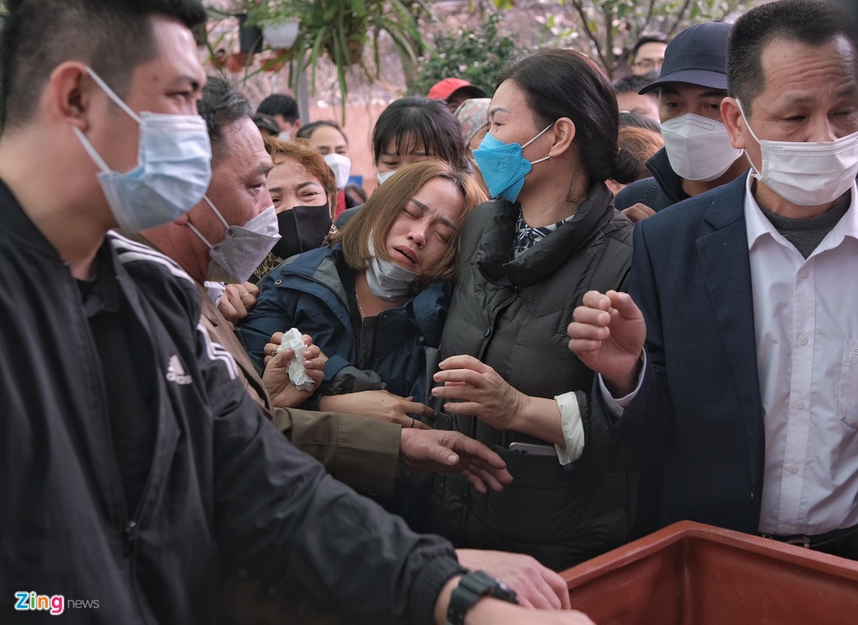 Mẹ của hai nạn nh&acirc;n kh&oacute;c ngất khi thấy hộp đựng tro cốt.